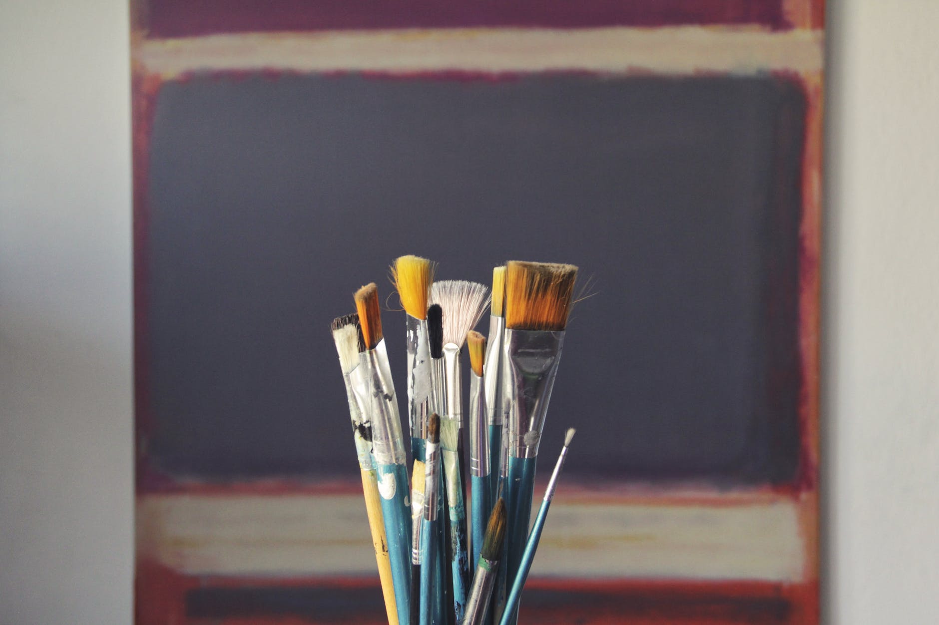 Pędzle do malowania symbolizujące możliwości kreatywne kompetencji człowieka będące etykietą zakładki poświęconej ofercie edukacyjnej w zakresie inteligencji emocjonalnej i kompetencji komunikacyjnych. Photo by Pixabay on Pexels.com